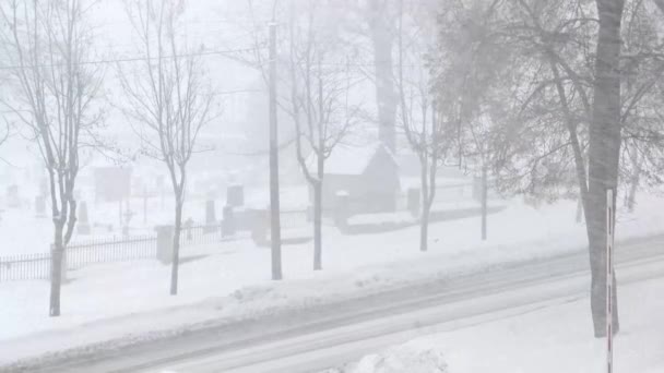 Πόλη Βαρύ Χιόνι Χειμώνα Χιονισμένο Δρόμο Χιονόπτωση Στην Πόλη Κατά — Αρχείο Βίντεο