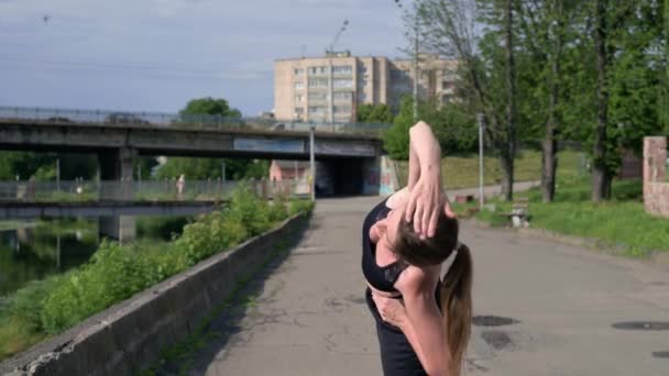 Sportowa Kobieta Robi Sportowe Ćwiczenia Fizyczne Ulicy Miasta Biała Młoda — Wideo stockowe