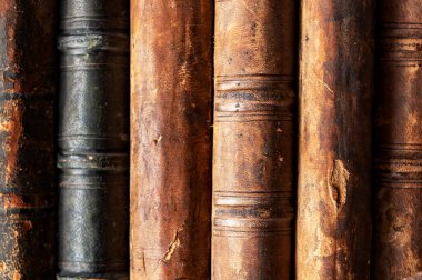 Bir yığın eski antika kitap. Bir kitapçıda ya da kütüphanede birçok eski kitap var. Yakın plan.