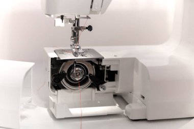 Hobi olarak dikiş dikiyorum. Kopya alanı olan bir dikiş makinesinin dikiş işlemini kapat.