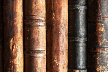 Kütüphane rafında bir yığın eski kitap. Eski kitaplar