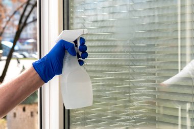 Eldivenli el temizleme spreyi