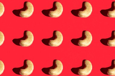 Ceviz deseni. Parlak kırmızı arka planda güneşli yulaf lapası deseni. Renkli desen. Yukarıdan görüntüle