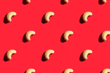 Ceviz deseni. Parlak kırmızı arka planda güneşli yulaf lapası deseni. Renkli desen. Yukarıdan görüntüle