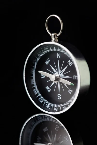 Kompass Auf Dunkelschwarzem Hintergrund Als Richtung Vertikales Bild — Stockfoto