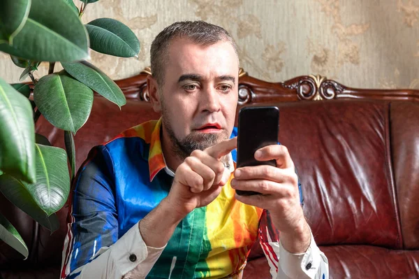 Retrato Gay Hombre Gay Sentado Sofá Con Teléfono Usando Orgullosamente — Foto de Stock