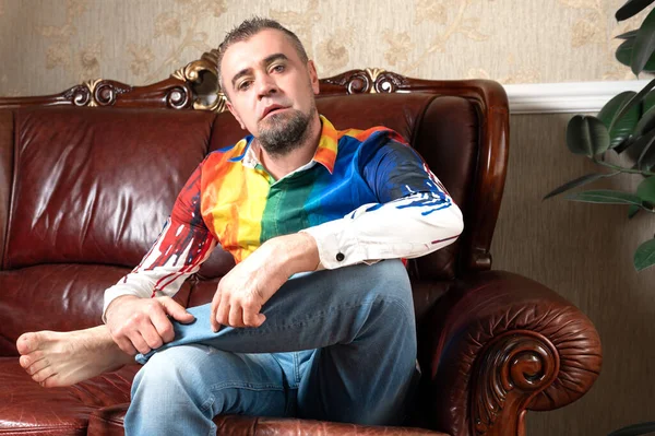 Portrait Gay Gay Man Sitting Sofa Wearing Proudly Lgbt Flag — Stock Photo, Image