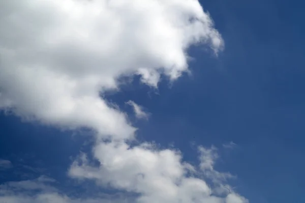 하늘에 커다란 구름이 있습니다 상승하는 — 스톡 사진