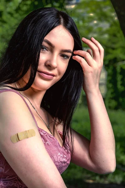 Mujer Sonriente Con Curita Brazo Después Vacunación Mujer Sintiéndose Positiva —  Fotos de Stock