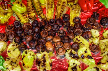 Izgara tabağında otlar ve sebzeler olan ızgara şampiyonlar, yakın plan. Izgara yemek, bbq, barbekü
