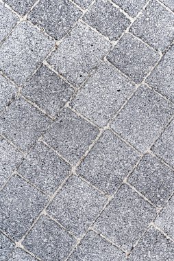 Arka planda yol fayansları var. Granit fayanslar. Dikey resim