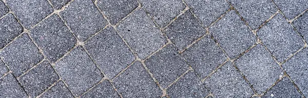Arka planda yol fayansları var. Granit döşeme pankartı