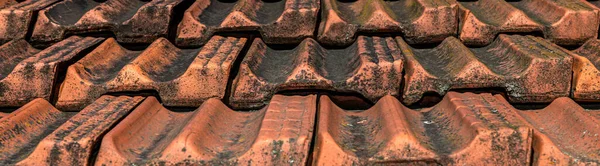 Çatı Kiremitleri Çatı Dokusu Çatının Kırmızı Kıvrımlı Fayans Elementi Pankart — Stok fotoğraf