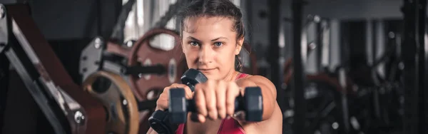 Mladá Žena Činkami Tělocvičně Portrét Mladé Atraktivní Ženy Sportovním Oblečení — Stock fotografie