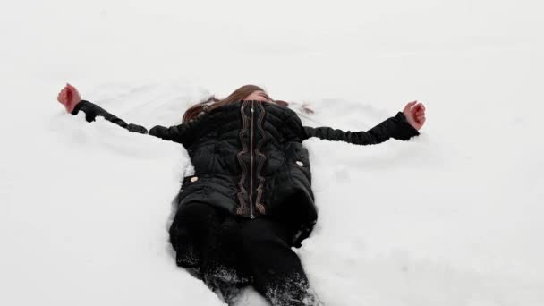 Κορίτσι Ξαπλωμένο Στο Χιόνι Μορφή Αγγέλου — Αρχείο Βίντεο