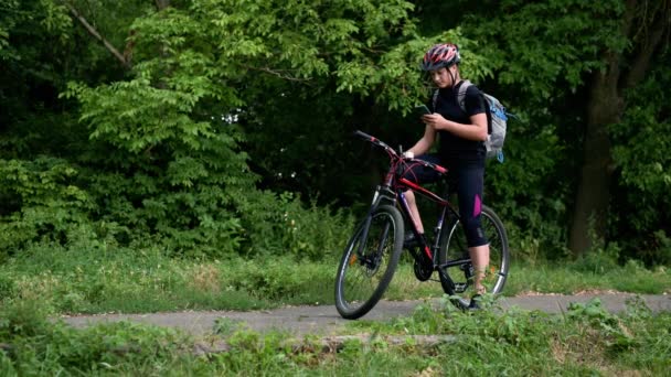 Mujer Joven Bicicleta Para Salud Por Noche Parque Público Chica — Vídeos de Stock