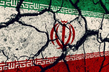 Eski bir duvar yüzeyine İran bayrağı çizilmiş. Görünür çatlaklar ve grunge dokusuyla İran ulusal bayrağına hasar vermiş. Siyasi kriz, çatışma, jeopolitik gerilim veya ulusal sembol geçmişi kavramı.