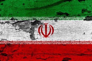Tahta bir yüzeye İran bayrağı çizilmiş. Görünür çatlaklar ve grunge dokusuyla İran ulusal bayrağına hasar vermiş. Siyasi kriz, çatışma, gerginlik veya ulusal sembol kavramı.