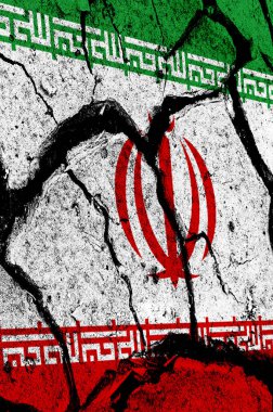 Eski bir duvar yüzeyine İran bayrağı çizilmiş. Görünür çatlaklar ve grunge dokusuyla İran ulusal bayrağına hasar vermiş. Siyasi kriz, çatışma, jeopolitik gerilim veya ulusal sembol geçmişi kavramı.