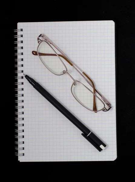 Ноутбук, ручка и очки — стоковое фото