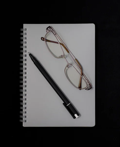 Carnet, stylo et lunettes — Photo