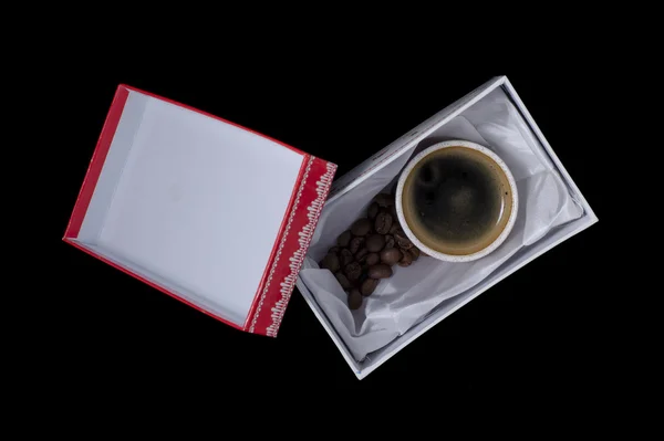Ένα φλιτζάνι καφέ σε ένα κιβώτιο δώρων — Φωτογραφία Αρχείου