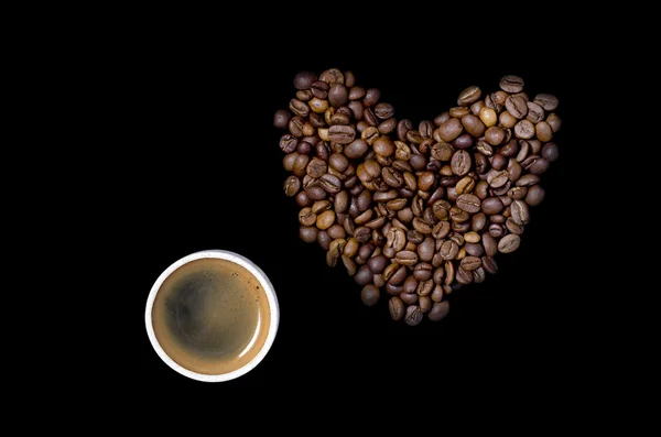 杯咖啡和咖啡豆的心 — 图库照片