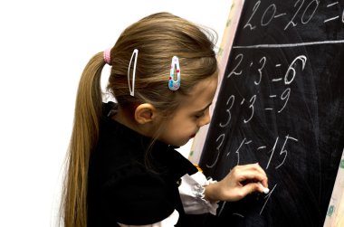 kız öğrenci tahtaya yazdı