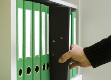 kolum bir klasörden bir raf ortaya çıkarır