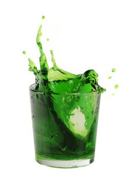 Splash buz küp yeşil su veya içecek bir bardak içinde