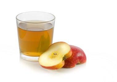 bir dilim elma ile elma suyu cam