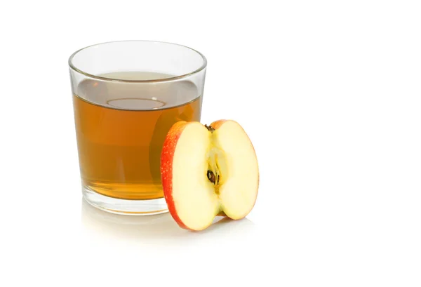 Vaso de jugo de manzana con una rebanada de manzana — Foto de Stock