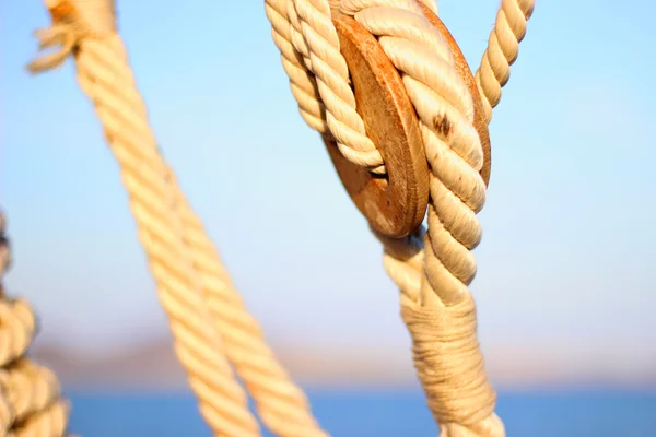 Umlenkrollen und Seile für Segelboote — Stockfoto