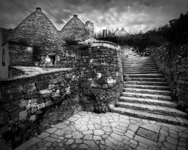 İtalya 'nın Alberobello şehrinde Trulli evleri olan taştan bir merdiven..