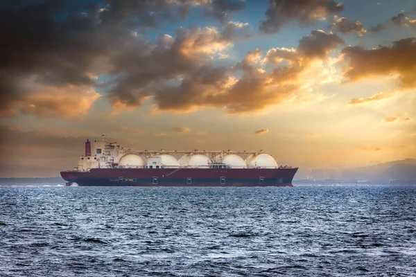 Bir Sıvı Doğal Gaz tankeri, ya da LNG, Japonya Tokyo Körfezi 'nde gün doğumunda..