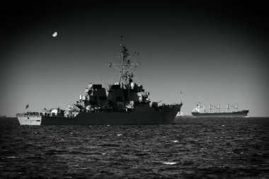 USS Curtis Wilbur, DDG-54, Yokosuka, Japonya yakınlarındaki Tokyo Körfezi 'nde demirli..