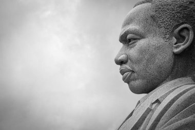 Washington DC 'deki Martin Luther King Jr. Anıtı' ndaki MLK profilinin arkasındaki bulutlar.
