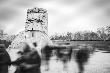 Washington DC 'deki Martin Luther King Jr. Anıtı' nın yanından geçen turistler.
