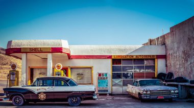 1955 model Ford Fairlane Town Sedan polis arabası Lowell, Arizona 'da bir Shell Station' da park edilmiş..
