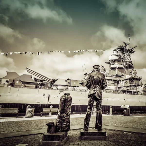 Статуя Одинокого Моряка Видом Uss Wisconsin Норфолке Вирджиния — стоковое фото