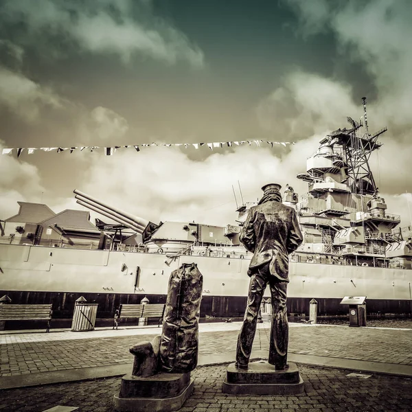 Socha Osamělého Námořníka Výhledem Uss Wisconsin Norfolku Virginii — Stock fotografie