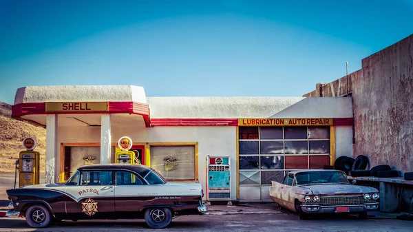 1955 model Ford Fairlane Town Sedan polis arabası Lowell, Arizona 'da bir Shell Station' da park edilmiş..