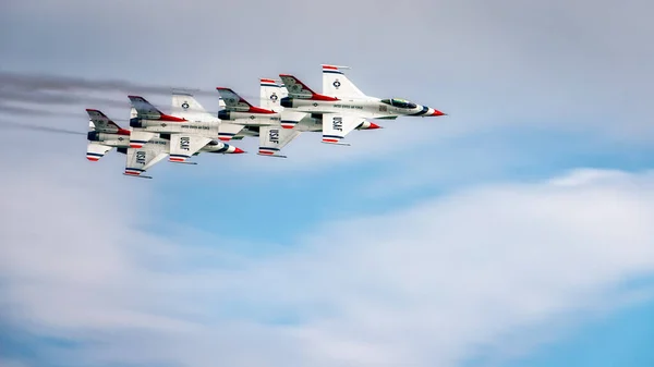 Αμερικανική Αεροπορική Ομάδα Επίδειξη Πτήσης Thunderbirds Πραγματοποιεί Συναυλία Στην Κοινή — Φωτογραφία Αρχείου