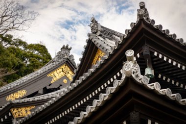 Japonya, Kamakura 'daki 8. yüzyılın Hase-dera Budist Tapınağı' nın çatısında..