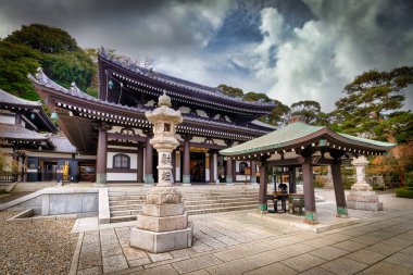 Japonya 'nın Kamakura kentindeki Hase-dera Budist Tapınağı' nın dışında taş bir fener bulunuyor..