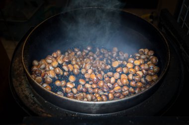 Yokohama 'nın Çin Mahallesi' ndeki sokaklarda kestane kızarttım..