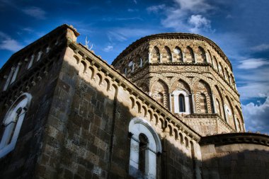 İtalya 'nın orta çağ köyü Casertavecchia' da San Michele Arcangelo Duomo 'da gündoğumunu ve 12. yüzyılda inşa edilişini izledik..