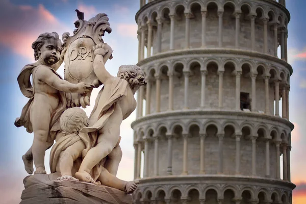 Mirando Una Estatua Cerca Torre Inclinada Pisa Italia — Foto de Stock