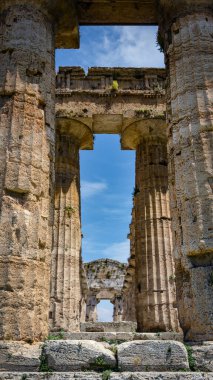 MÖ 450 'den itibaren, Antik Yunan mitolojik kadın tanrıçası, evlilik, aile ve çocuk tanrıçası Hera' nın İkinci Tapınağı İtalya 'nın Paestum kentinde bulunmaktadır..