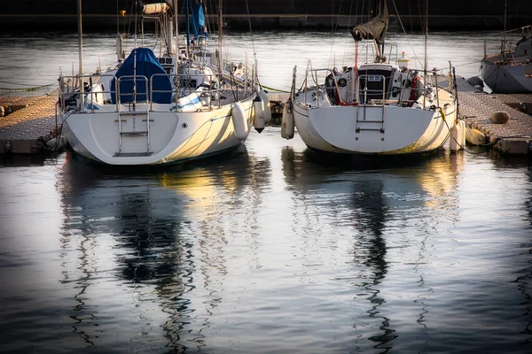 Japonya Nın Yokosuka Kentindeki Bir Marinada Sabah Güneşi Yelkenlilerle Doğuyor — Stok fotoğraf